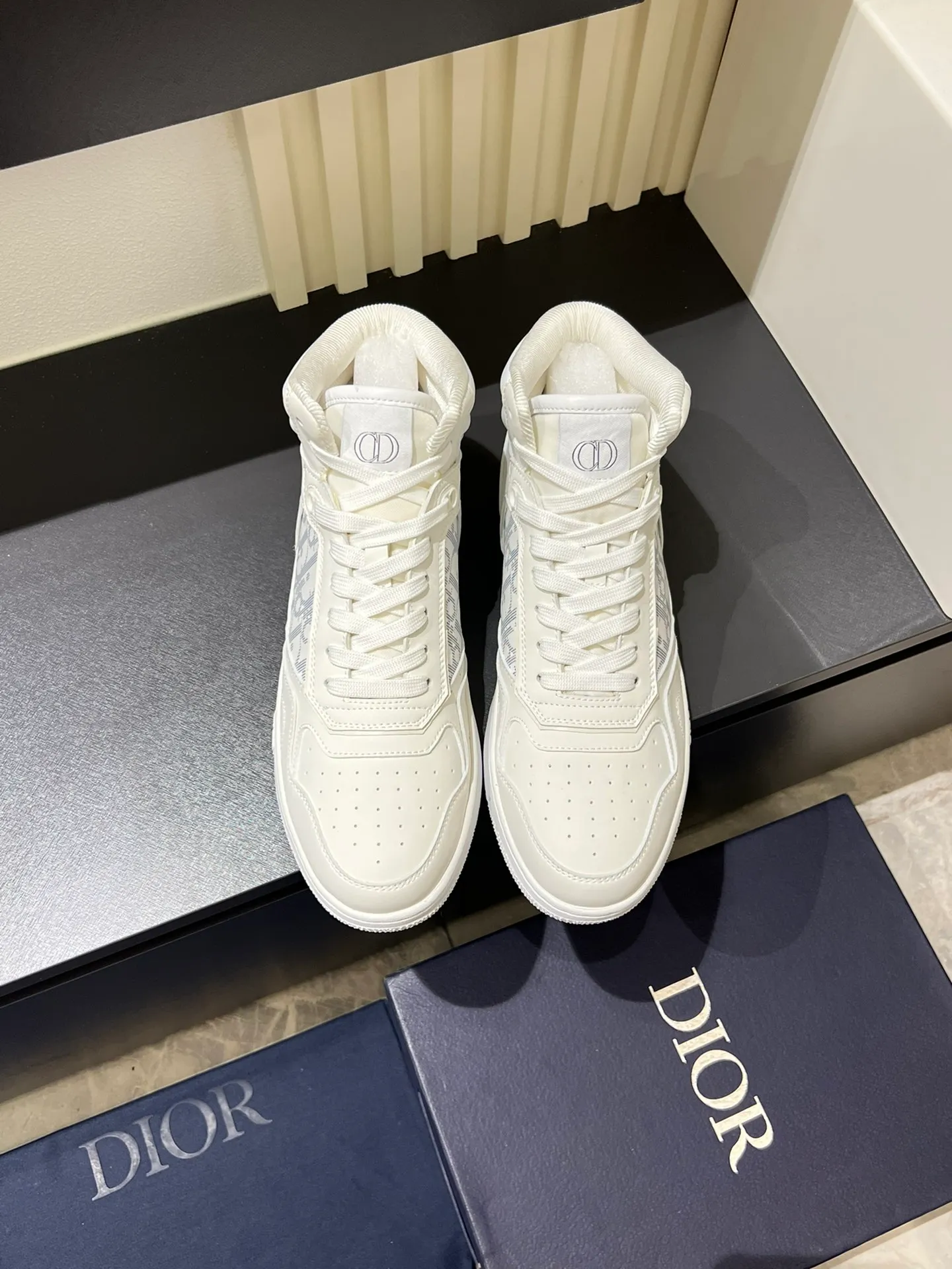 Men's shoes 💰p460 "Dio*" mid-top B27 casual sneakers. This B27 high-top sneaker is a new product in the series and continues Di*r's classic style. Crafted from gray and white smooth calf leather with beige and black Oblique print panels on the sides. The "CD Icon" shaped shoelace eyelets are clever and delicate, and the two-color rubber sole, rear collar and heel are all equipped with the brand's iconic details to enhance the style. Oblique printed straps at the ankle allow for an adjustable fit to complement the overall design. Fashionable and versatile, it can complement any look. Create an exquisite design with unique dynamic vitality and modern atmosphere, presented in low-top and high-top styles. This new must-have shoe adds a new dimension to Dior's archive heritage, embodying modern elegance. Purchase the original version and make it 1:1. If you need top quality, please come to me! Male 38-44!